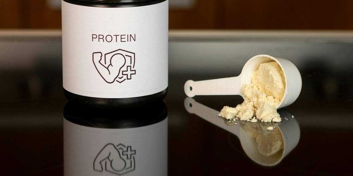 en burk med proteinpulver. Om du äter tillräckligt med mat av god kvalitet får du i dig tillräckligt med protein och behöver inte ta några tillskott