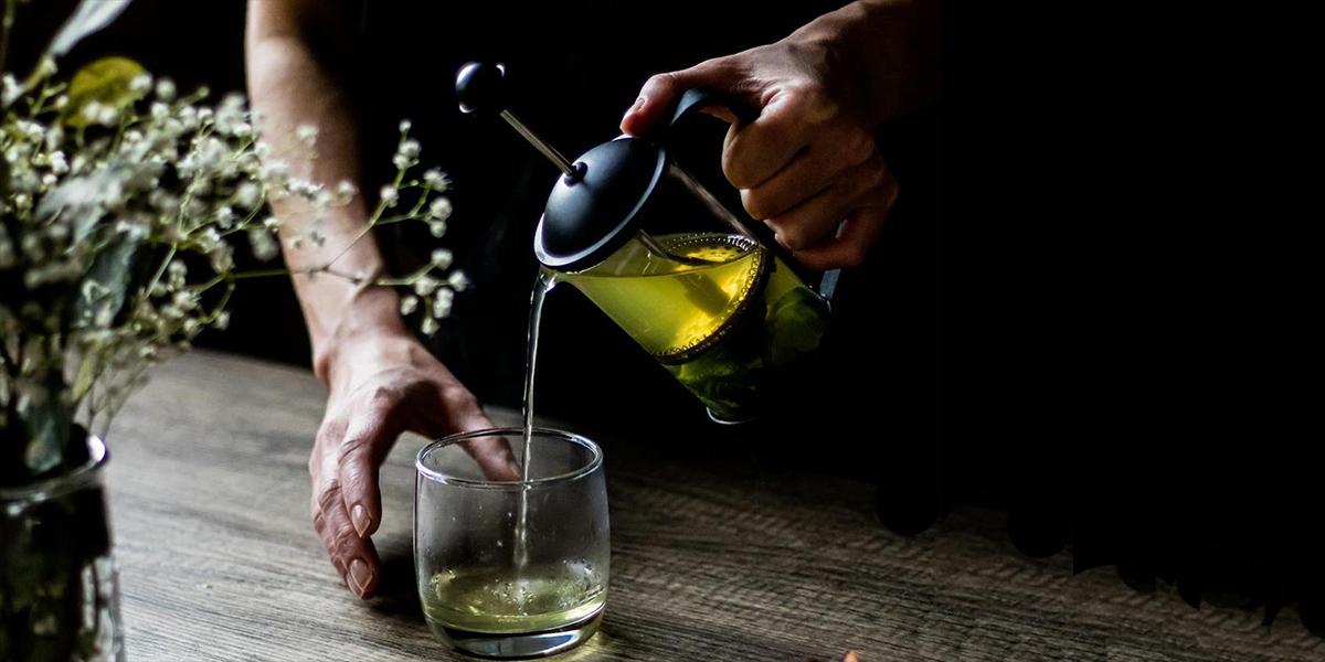 Grönt te hälls upp i ett glas. Det finns studier som visar att grönt te kan sänka ditt kolesterol, men det är aldrig bra att överdriva så se upp om du även tar kosttillskott med grönt te