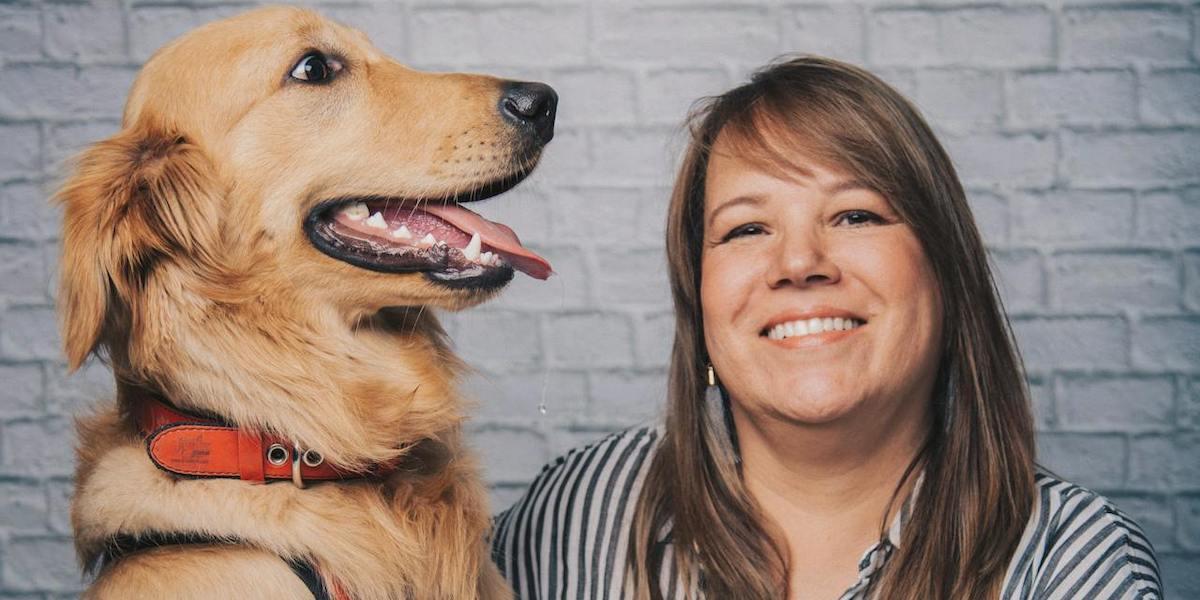 en hund och en kvinna. Forskare tror att hunden har varit människans bästa vän i Amerika i minst 12 000 år, andra forskare tror att hundar började domesticeras redan för 27 000 år sedan