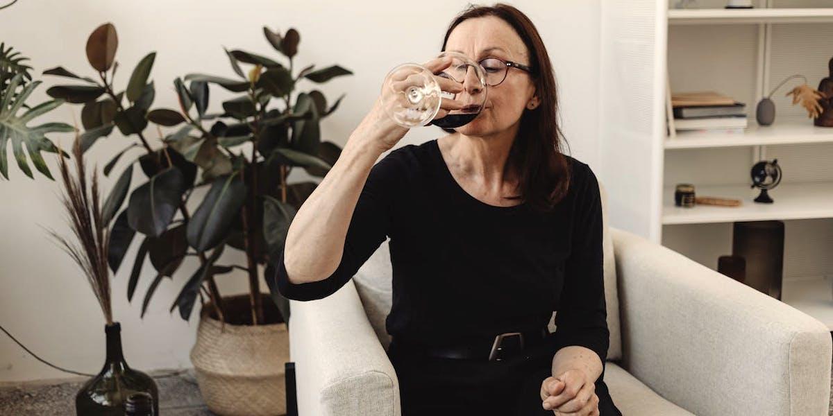 En kvinna dricker vin. Det finns en obehaglig risk med alkohol som många enligt en undersökning inte känner till