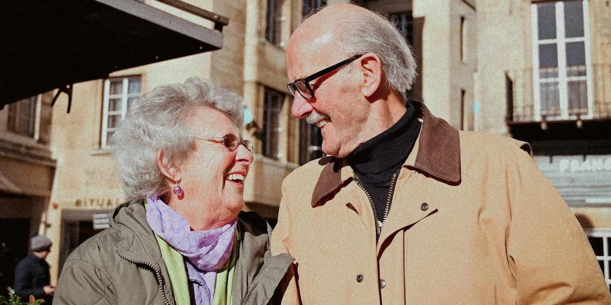 Ett äldre par tittar på varandra och skrattar. En socialgerontolog tycker att vi ska ändra vårt sätt att se på åldrandet och få ut mer av våra sista år i livet