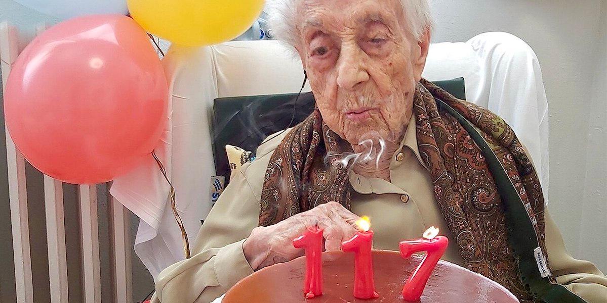 Maria Branyas Morera på sin 117-årsdag. Nu har forskare studerat hennes biologi för att försöka lösa gåtan om varför vissa människor kan nå en så extremt hög ålder