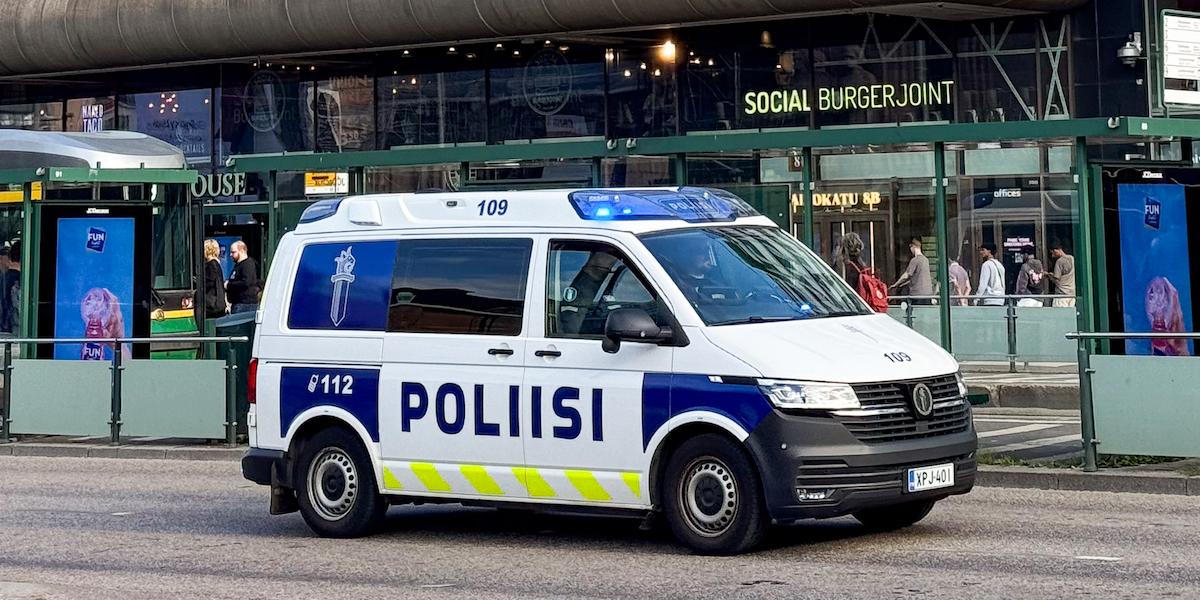 Polisbil i Helsingfors. I Finland har polisen, precis som i Sverige, fått problem med hundar som blir stressade i polisbilarna, men där har polisen utvecklat en prototypbil för att hjälpa de rädda polishundarna. Polisbilen på bilden har ingenting med texten att göra. Bilden har beskurits på höjden