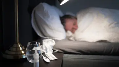 en person ligger nerbäddad sjuk